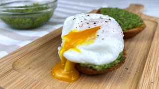 Яйцо Пашот на хрустящем хлебе с соусом Песто