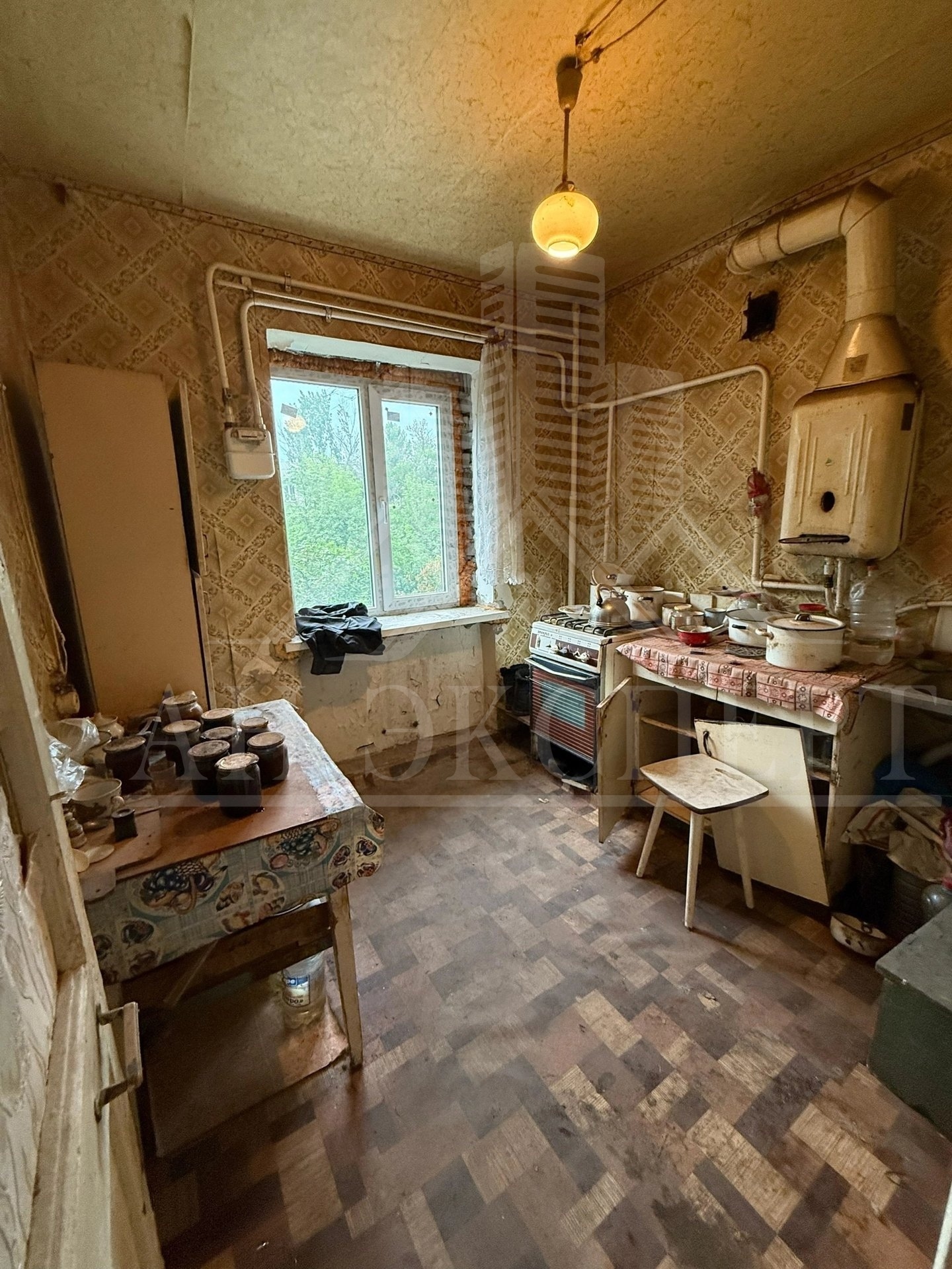 🔑 ПРОДАМ 2-х КОМНАТНУЮ КВАРТИРУ 🔑 📍 Расположение: г. Стаханов, проспект Ленина дом 46 ✅ Площадь- 52м² 🏢 Этаж - 2/4(кирпичный дом) к продаже ✅ ✍ ОПИСАНИЕ: 🔹Продаётся просторная квартира с хорошей планировкой в г. Стаханов 🍃 🔹Квартира под ремонт🛠 🔹Отопление электрическое ⚡ (2 радиатора) 🔹 Деревянная входная две...